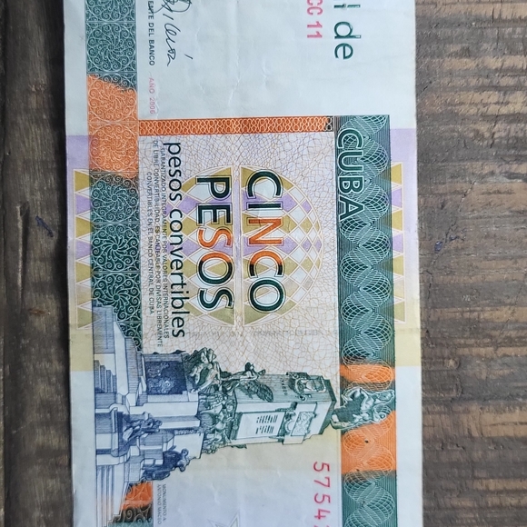 Assorted World Currency Notes - Picture 7 of 16